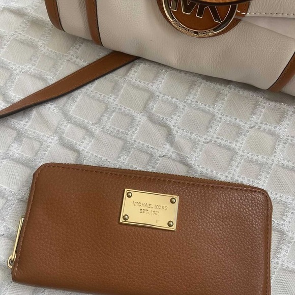 Authentic Michael Kors purse set - Picture 2 of 4